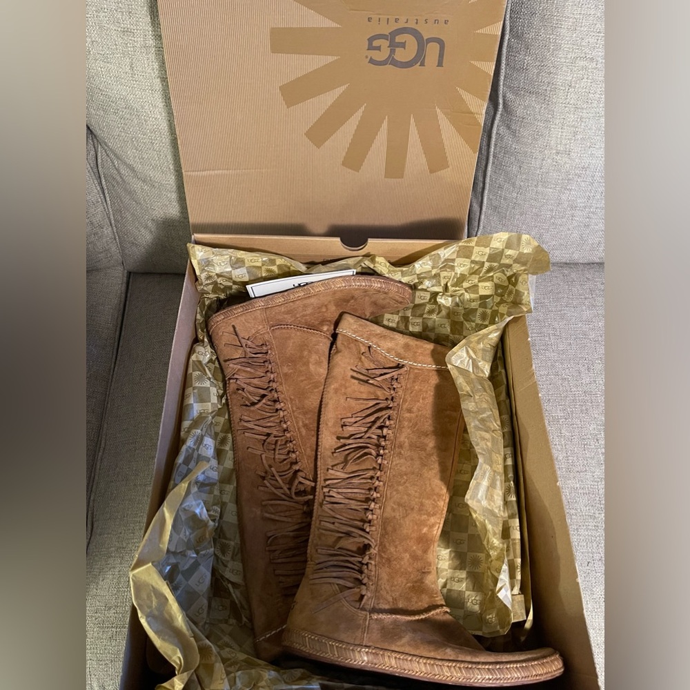 *Never Worn* Women’s Ugg Mammoth Tall Chestnut Moccasins 7.5 U.S.